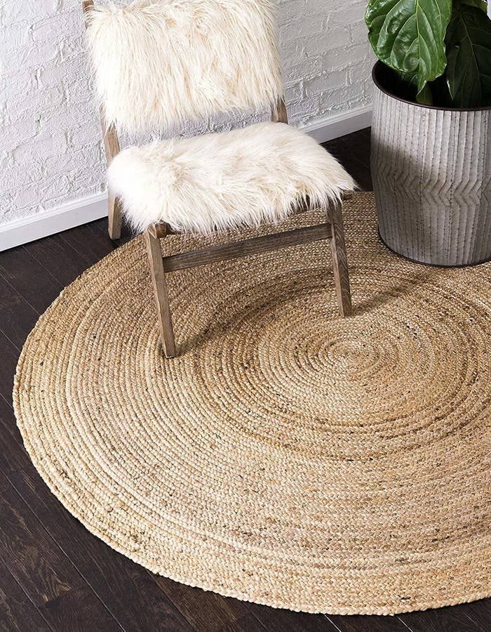 Circle jute rugs look with beautiful chair with white cushions